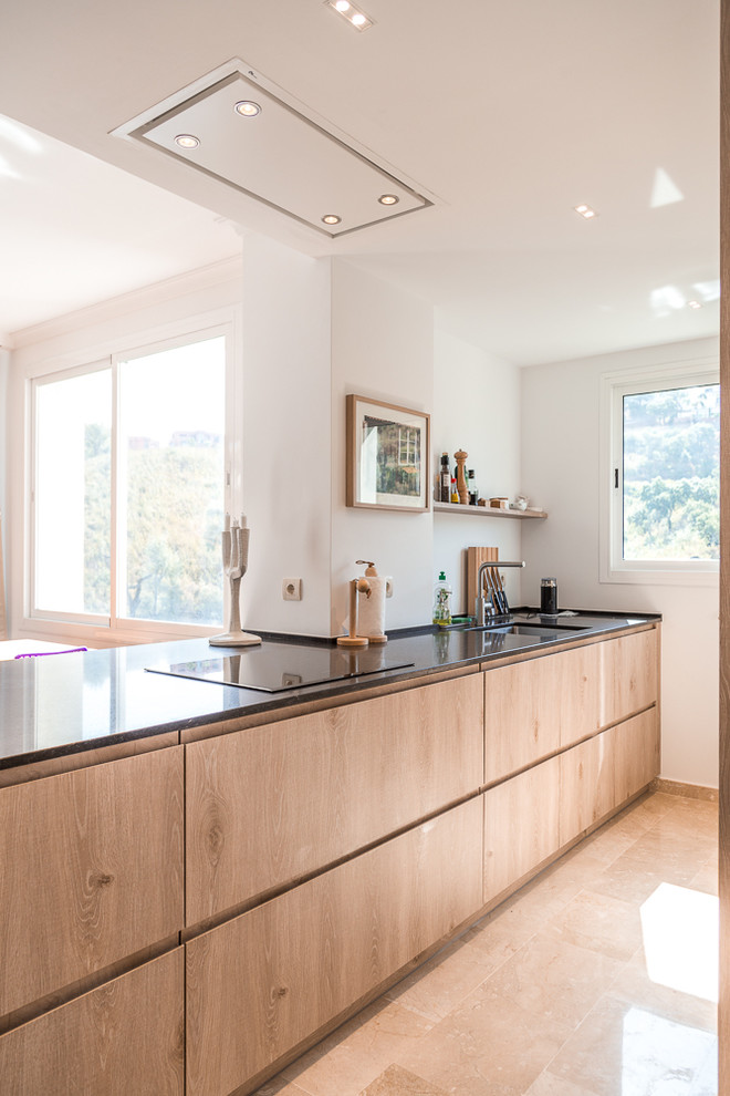 Exemple d'une cuisine ouverte parallèle scandinave en bois brun avec un évier encastré, un plan de travail en quartz modifié, un électroménager en acier inoxydable, un sol en marbre, îlot, un sol beige et plan de travail noir.