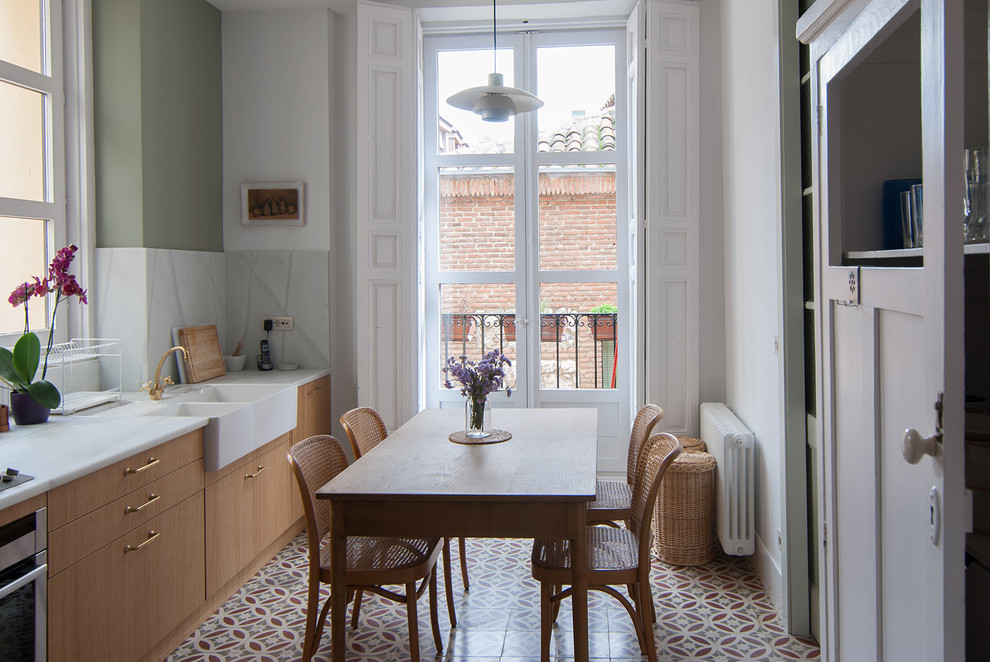 Idéer för att renovera ett litet nordiskt linjärt kök och matrum, med en dubbel diskho, marmorbänkskiva, vitt stänkskydd, stänkskydd i sten, klinkergolv i keramik och rostfria vitvaror