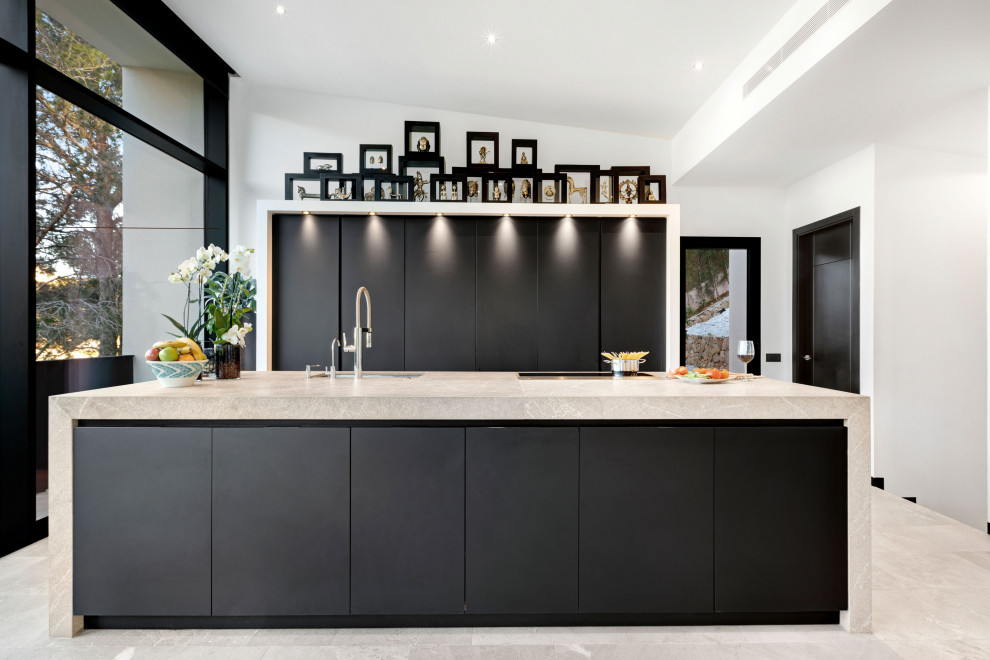 Zweizeilige Moderne Küche mit flächenbündigen Schrankfronten, schwarzen Schränken, Kücheninsel, grauem Boden, grauer Arbeitsplatte und gewölbter Decke in Palma de Mallorca