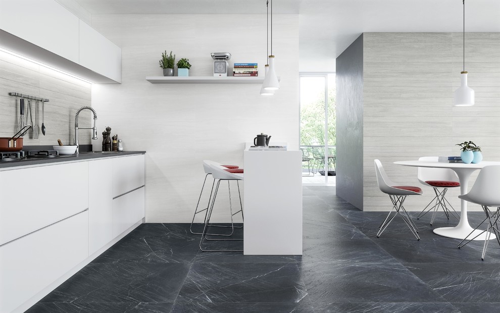 Einzeilige Moderne Wohnküche mit flächenbündigen Schrankfronten, weißen Schränken, Küchenrückwand in Grau, Halbinsel, grauem Boden und grauer Arbeitsplatte in Barcelona