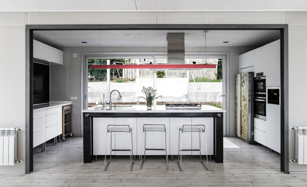Idéer för ett stort modernt kök och matrum, med en undermonterad diskho, släta luckor, vita skåp, bänkskiva i koppar, rostfria vitvaror, målat trägolv och en köksö