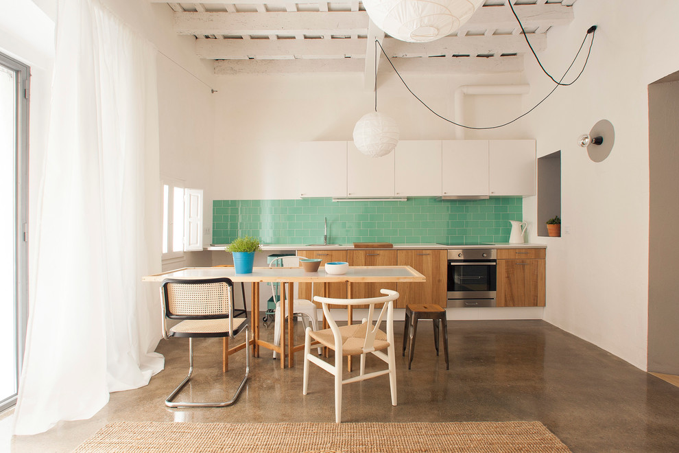 Bild på ett avskilt, mellanstort funkis linjärt kök, med en nedsänkt diskho, öppna hyllor, skåp i mellenmörkt trä, grönt stänkskydd, stänkskydd i keramik, rostfria vitvaror och betonggolv