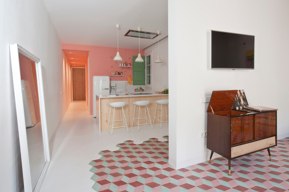 Zweizeilige, Mittelgroße Moderne Wohnküche mit Küchenrückwand in Weiß, weißen Elektrogeräten, Halbinsel und Keramikboden in Barcelona