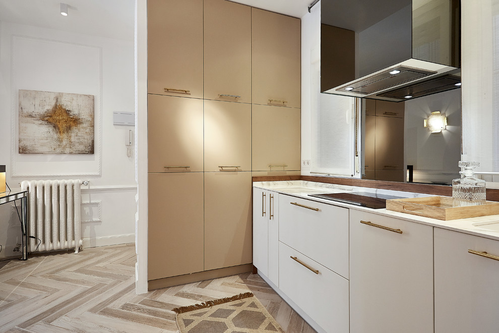 Inspiration för ett funkis vit linjärt vitt kök med öppen planlösning, med en undermonterad diskho, släta luckor, vita skåp, stänkskydd med metallisk yta, spegel som stänkskydd och beiget golv