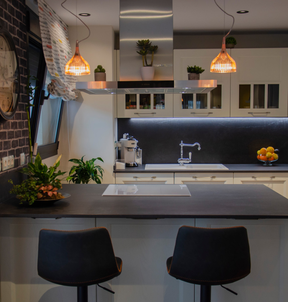 マラガにあるラグジュアリーな中くらいなエクレクティックスタイルのおしゃれなキッチン (ダブルシンク、グレーのキッチンパネル、シルバーの調理設備、無垢フローリング、茶色い床、グレーのキッチンカウンター) の写真