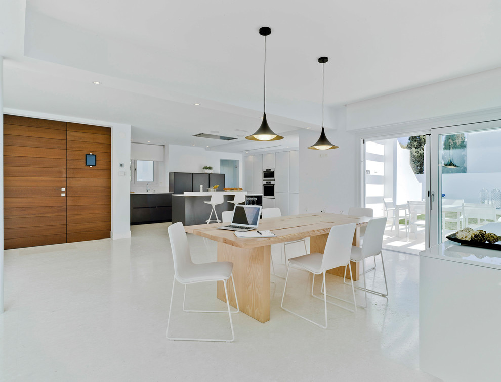 Foto di una sala da pranzo aperta verso il soggiorno contemporanea con pavimento in gres porcellanato e pavimento bianco