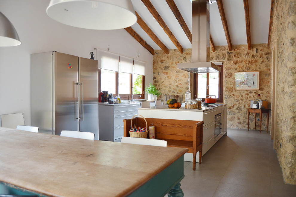 他の地域にある高級な広い地中海スタイルのおしゃれなキッチン (フラットパネル扉のキャビネット、白いキャビネット、シルバーの調理設備、セラミックタイルの床) の写真