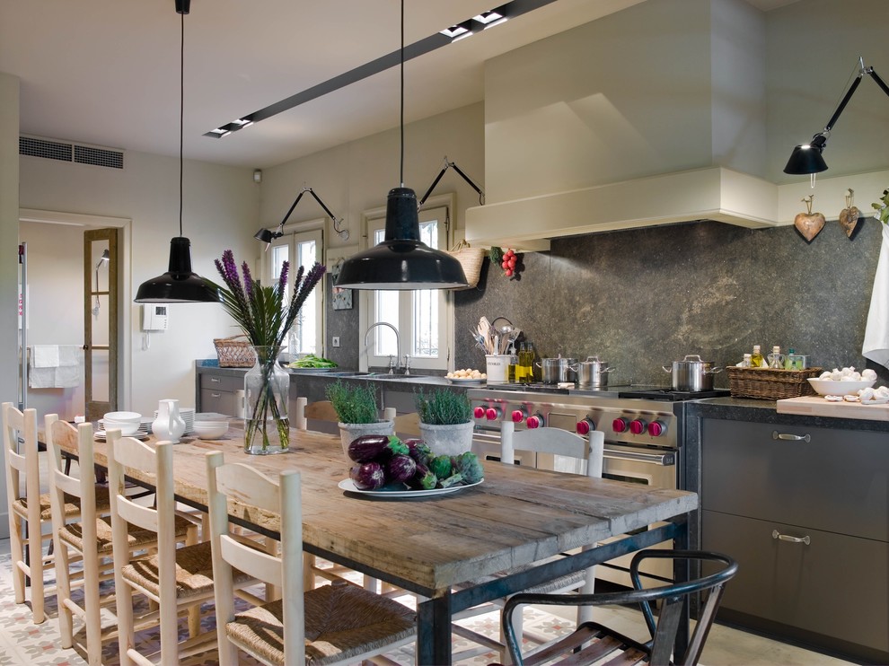 Exempel på ett stort lantligt grå linjärt grått kök och matrum, med släta luckor, grå skåp, grått stänkskydd, stänkskydd i sten, rostfria vitvaror, betonggolv och grått golv