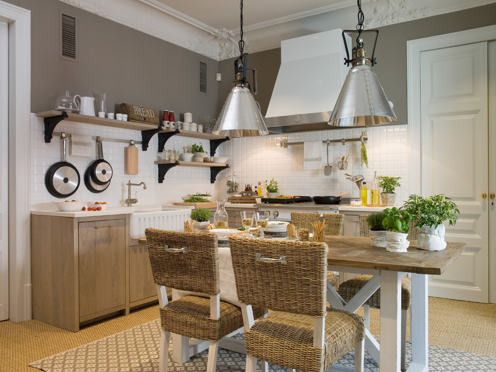 Источник вдохновения для домашнего уюта: угловая кухня среднего размера в стиле рустика с обеденным столом, плоскими фасадами и фасадами цвета дерева среднего тона без острова