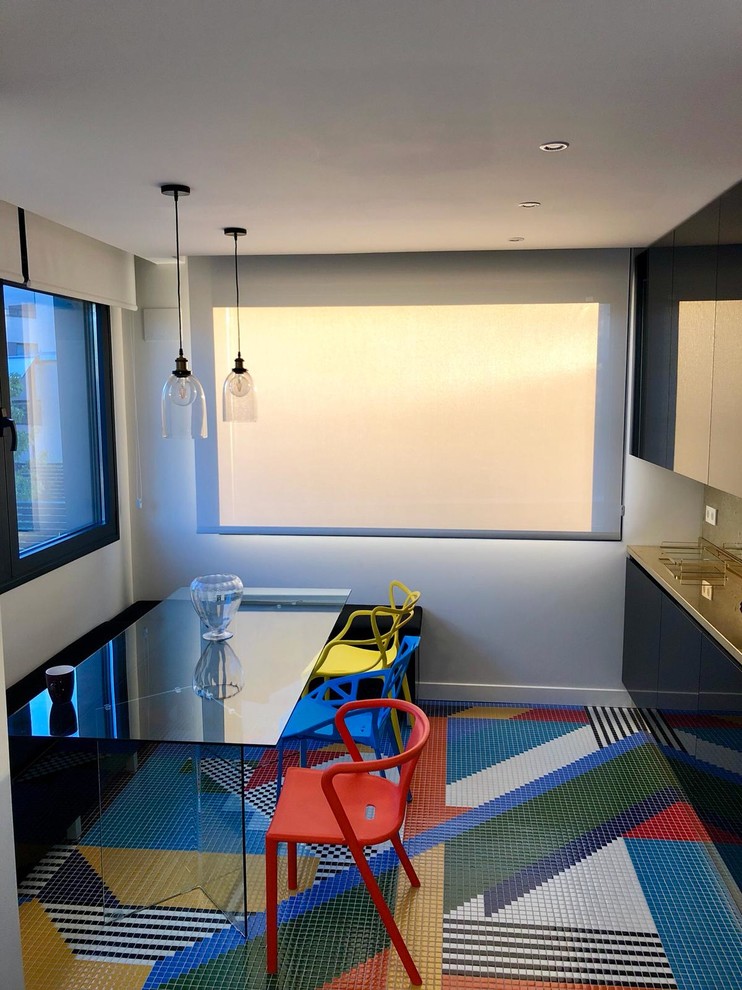 Foto di una cucina minimalista di medie dimensioni con pavimento blu