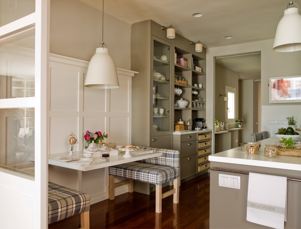 Cette image montre une cuisine bohème avec des portes de placard beiges et une crédence blanche.