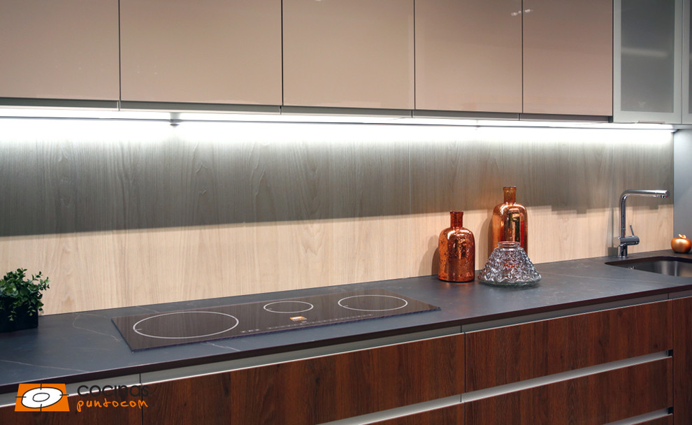 Ejemplo de cocina lineal clásica renovada con fregadero de un seno, armarios con paneles lisos, salpicadero beige y salpicadero de madera