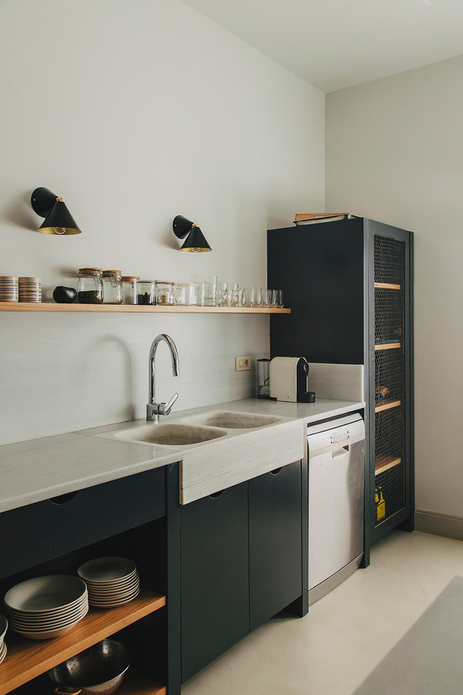 Foto de cocina lineal campestre pequeña abierta sin isla con fregadero integrado, armarios con paneles lisos, puertas de armario negras y suelo blanco