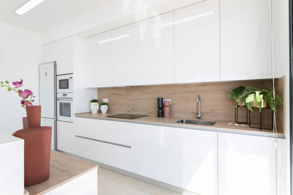 This is an example of a kitchen in Alicante-Costa Blanca.