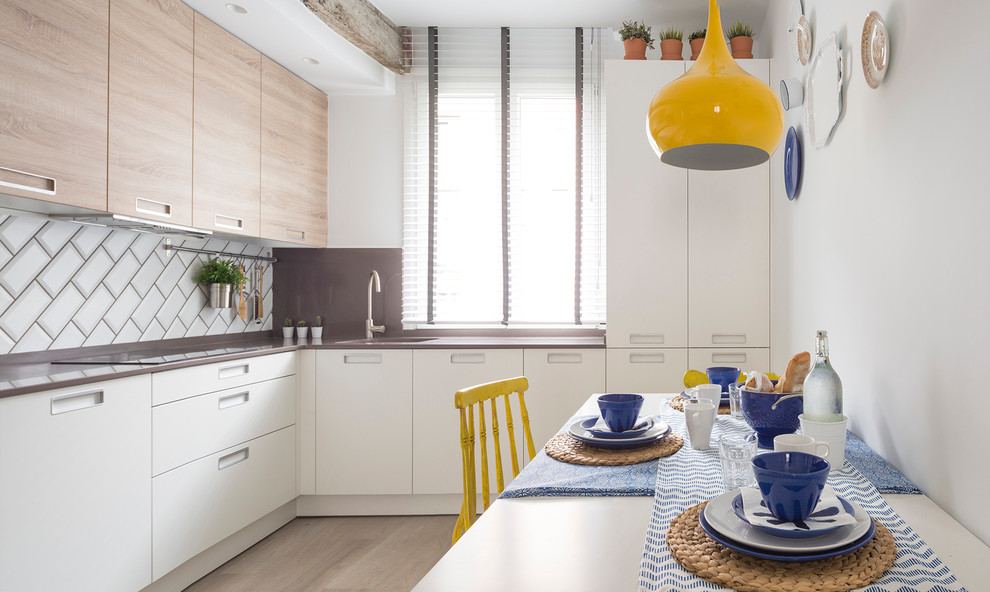 Foto på ett mellanstort minimalistiskt kök, med en undermonterad diskho, släta luckor, vita skåp, vitt stänkskydd, stänkskydd i tunnelbanekakel och mellanmörkt trägolv
