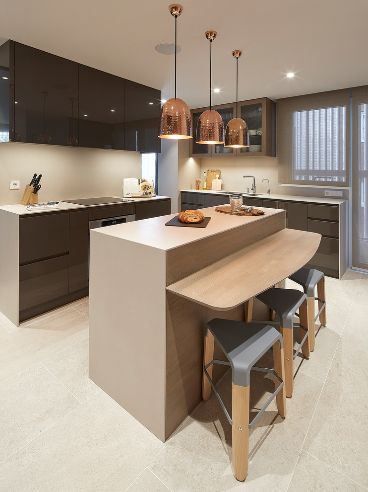 Immagine di un cucina con isola centrale design di medie dimensioni con pavimento in gres porcellanato, lavello sottopiano, ante lisce, ante marroni, paraspruzzi beige, pavimento beige e top beige