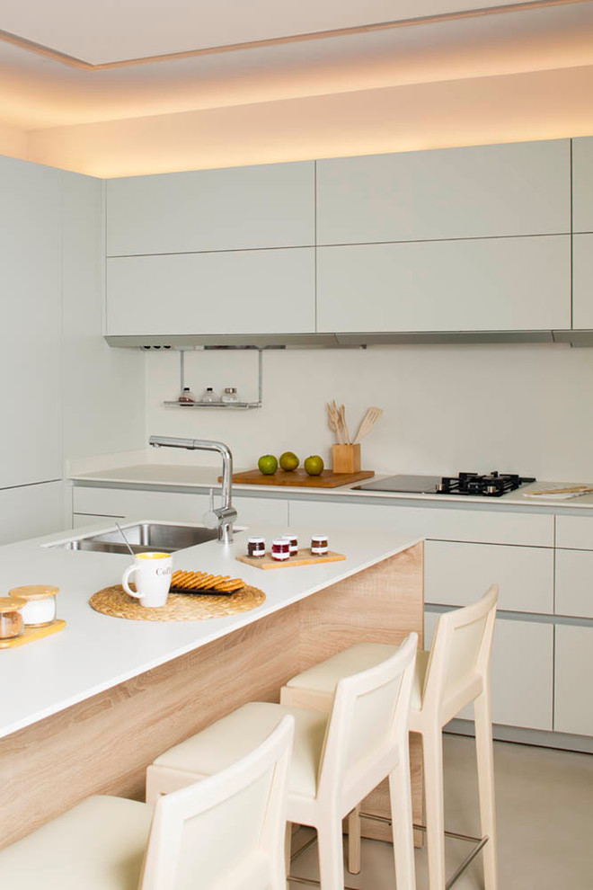 Idee per una cucina nordica chiusa e di medie dimensioni con ante in stile shaker e pavimento beige
