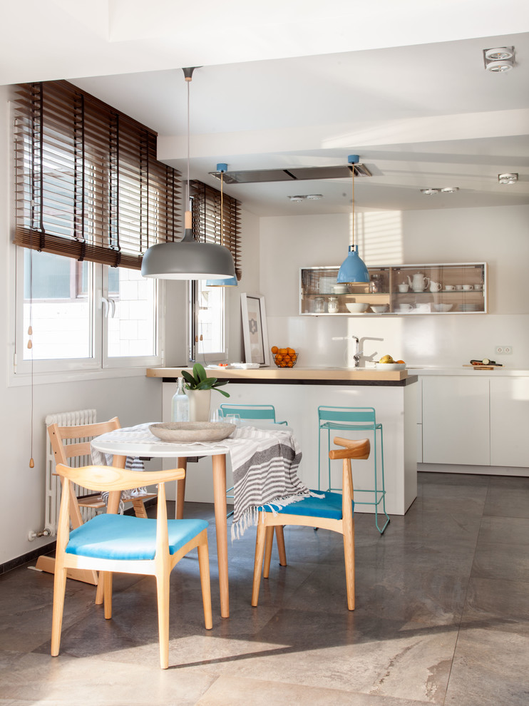 Источник вдохновения для домашнего уюта: параллельная кухня в современном стиле с обеденным столом, плоскими фасадами, белыми фасадами, полуостровом, серым полом, белой столешницей и белым фартуком