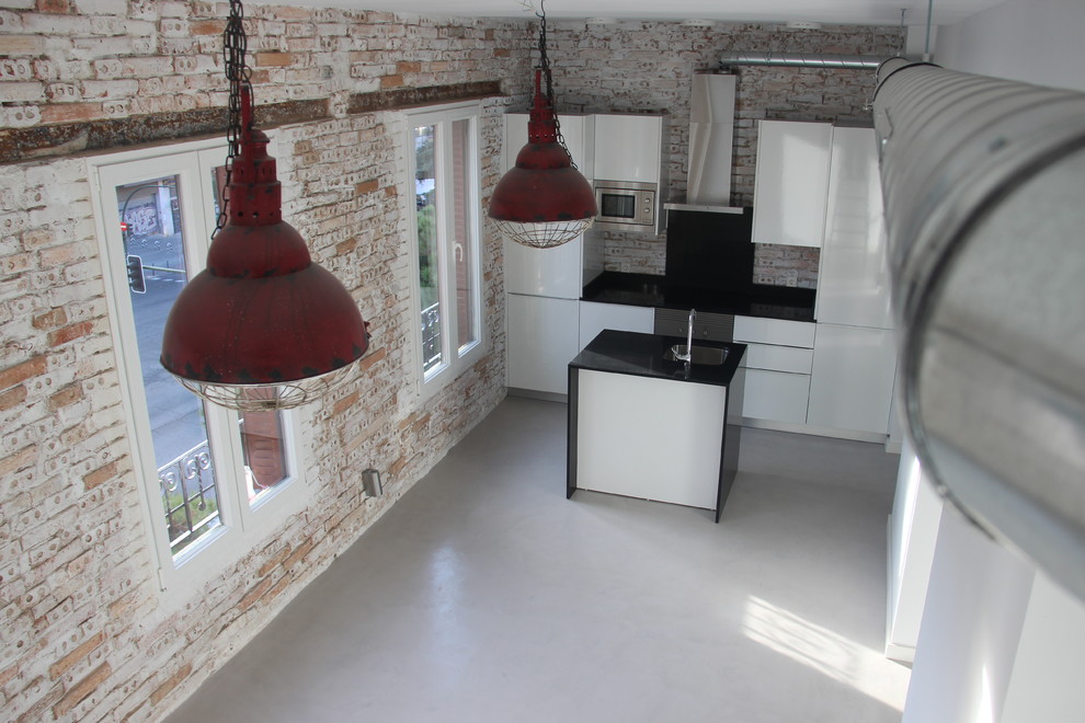 Foto de cocina lineal urbana pequeña abierta con fregadero de un seno, armarios con paneles lisos, puertas de armario blancas y una isla