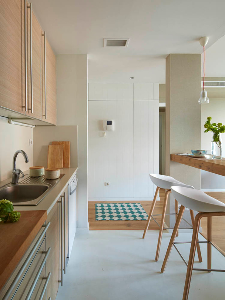На фото: прямая кухня-гостиная среднего размера с светлыми деревянными фасадами, паркетным полом среднего тона и коричневым полом без острова