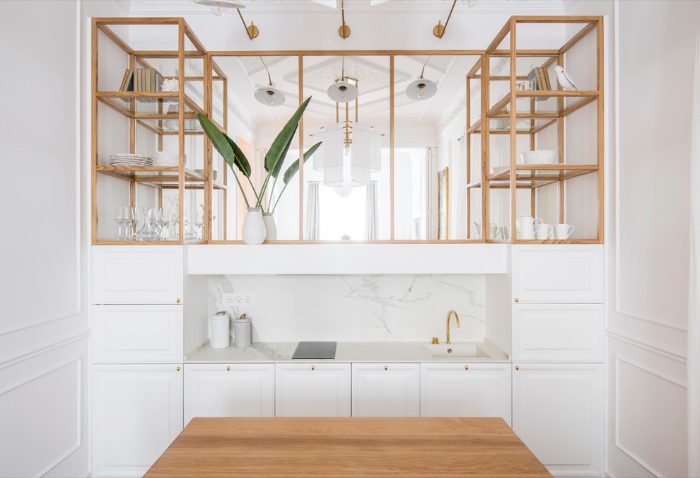 Einzeilige, Mittelgroße Moderne Küche mit weißen Schränken, Marmor-Arbeitsplatte, Küchenrückwand in Weiß, Rückwand aus Marmor, profilierten Schrankfronten und Kücheninsel in Barcelona
