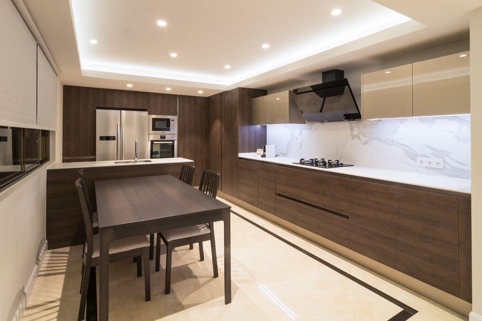 Exempel på ett modernt vit vitt kök och matrum, med släta luckor, skåp i mörkt trä, rostfria vitvaror, en halv köksö, en undermonterad diskho, vitt stänkskydd och flerfärgat golv