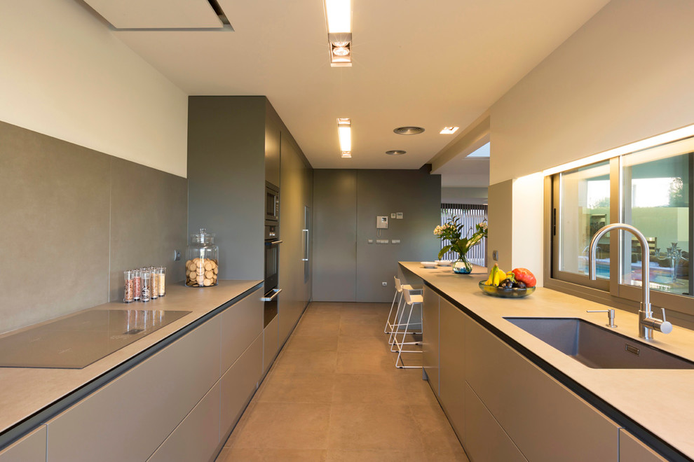 Imagen de cocina contemporánea grande abierta con armarios con paneles lisos, puertas de armario beige y península