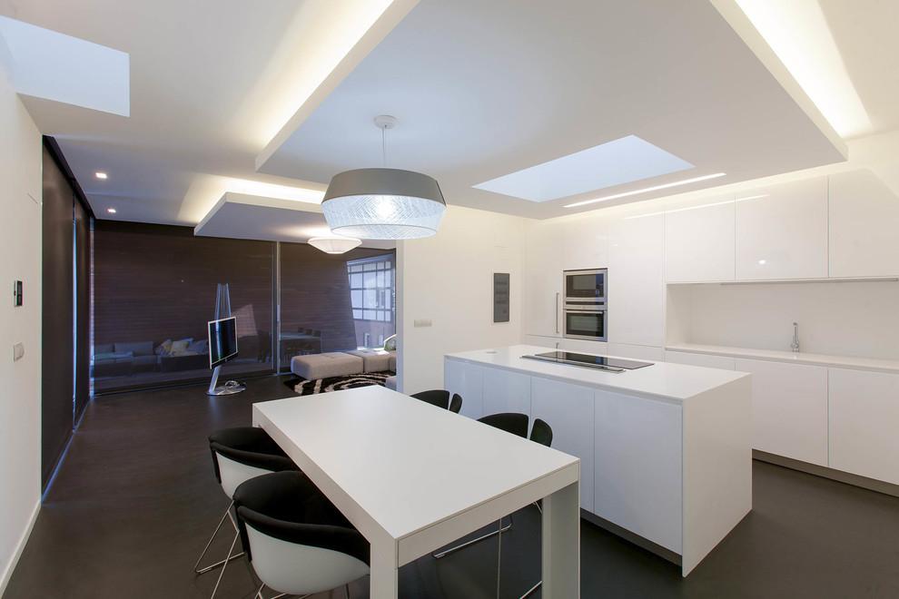 Стильный дизайн: большая прямая кухня-гостиная в современном стиле с плоскими фасадами, белыми фасадами, техникой из нержавеющей стали и островом - последний тренд