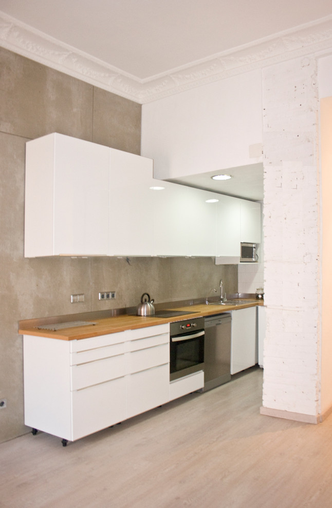 Свежая идея для дизайна: кухня-гостиная в современном стиле с деревянной столешницей - отличное фото интерьера