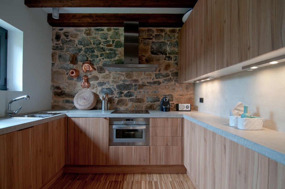 Modelo de cocinas en U rural de tamaño medio cerrado sin isla con armarios con paneles lisos, puertas de armario de madera oscura y suelo de madera en tonos medios