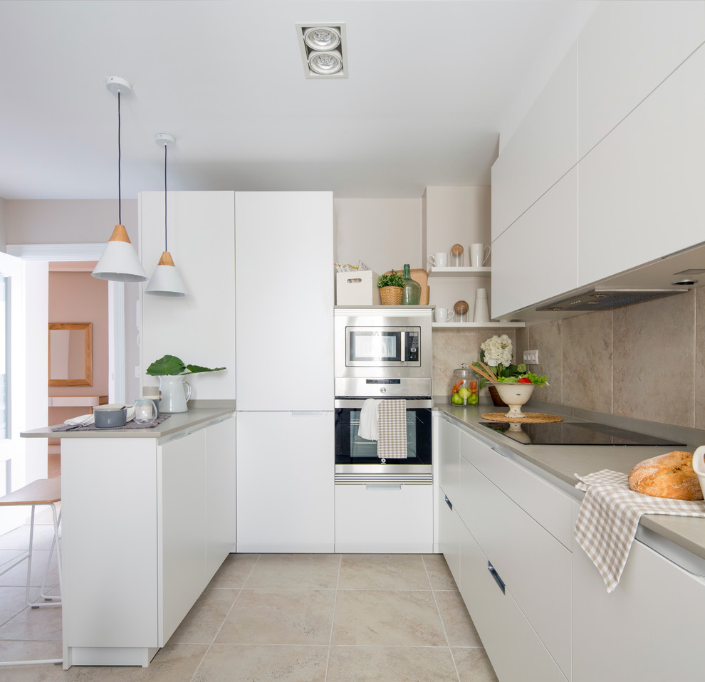 Diseño de cocina comedor escandinava de tamaño medio con armarios con paneles lisos, puertas de armario blancas, electrodomésticos de acero inoxidable y península