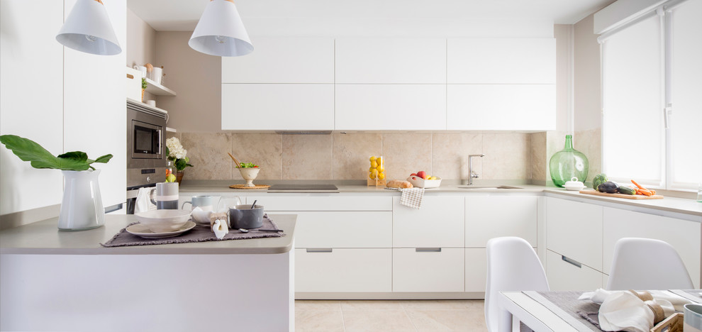 Свежая идея для дизайна: угловая кухня среднего размера в скандинавском стиле с обеденным столом, плоскими фасадами, белыми фасадами и полуостровом - отличное фото интерьера