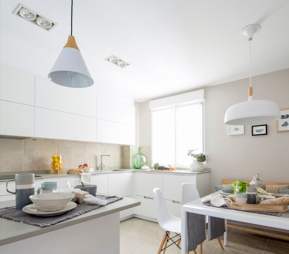 Nordisk inredning av ett mellanstort kök, med släta luckor, vita skåp och en halv köksö