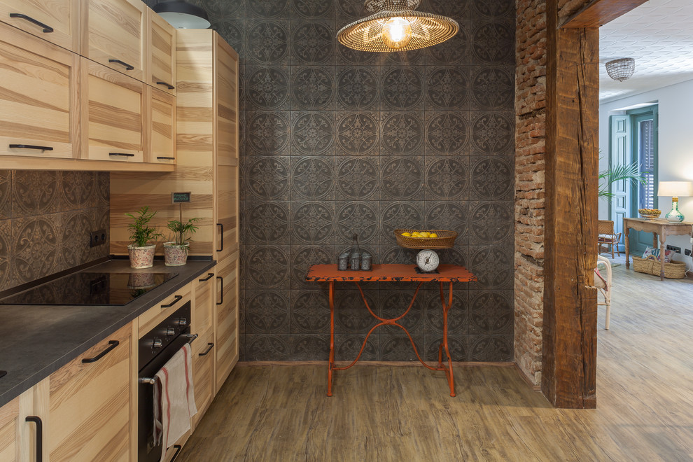 Küche ohne Insel mit Schrankfronten im Shaker-Stil, hellen Holzschränken, grauer Arbeitsplatte, beigem Boden und Tapete in Madrid