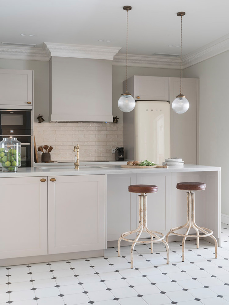 Bild på ett stort shabby chic-inspirerat vit linjärt vitt kök med öppen planlösning, med en dubbel diskho, vita skåp, marmorbänkskiva, rostfria vitvaror, mellanmörkt trägolv, en halv köksö och flerfärgat golv