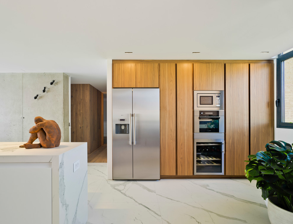 Foto di una grande cucina minimal con ante lisce, ante in legno scuro, top in marmo, paraspruzzi bianco, paraspruzzi in marmo, pavimento in marmo e pavimento bianco
