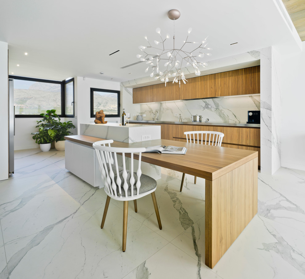 Idee per una grande cucina design con ante lisce, ante in legno scuro, top in marmo, paraspruzzi bianco, paraspruzzi in marmo, pavimento in marmo e pavimento bianco