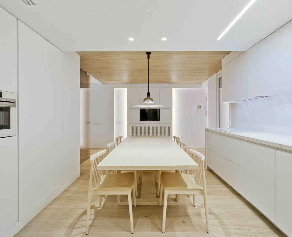 Стильный дизайн: кухня в современном стиле с обеденным столом - последний тренд
