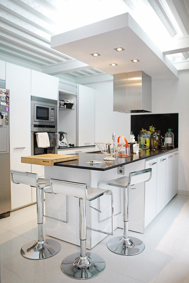 Photo of a contemporary kitchen in Madrid.