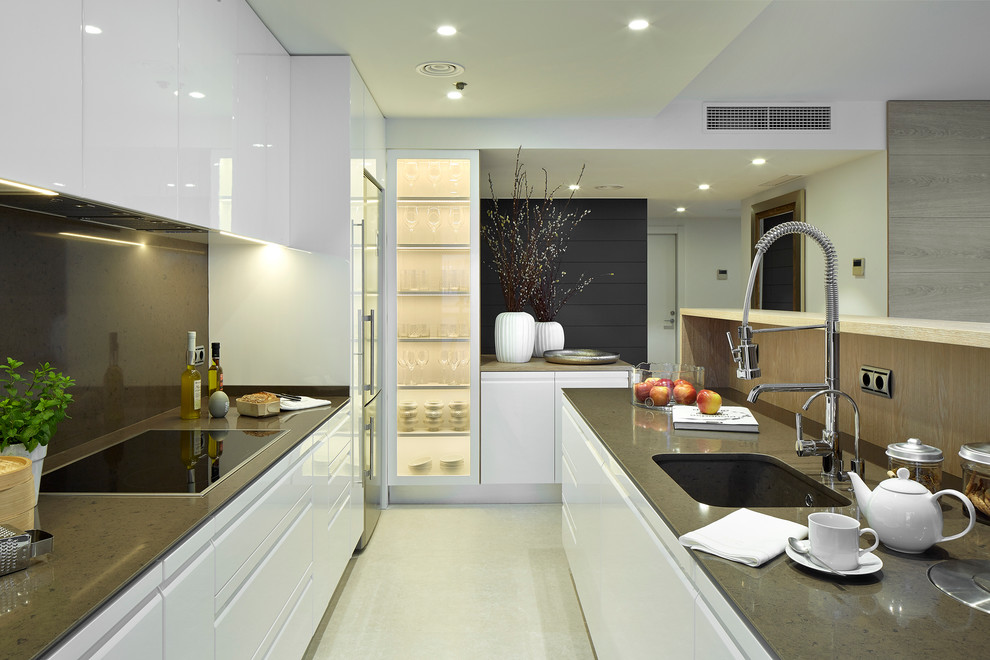 Foto på ett mellanstort funkis kök, med en undermonterad diskho, släta luckor, brunt stänkskydd, rostfria vitvaror, en köksö och vita skåp
