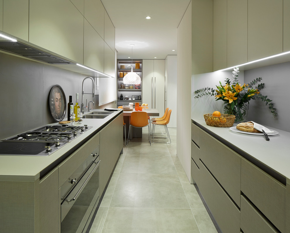 Foto de cocina comedor contemporánea de tamaño medio sin isla con fregadero de doble seno, armarios con paneles lisos y electrodomésticos de acero inoxidable