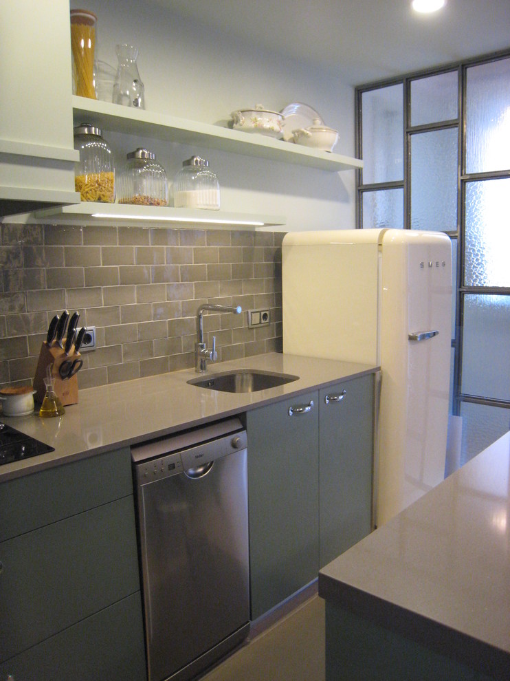 Esempio di una piccola cucina design con lavello sottopiano