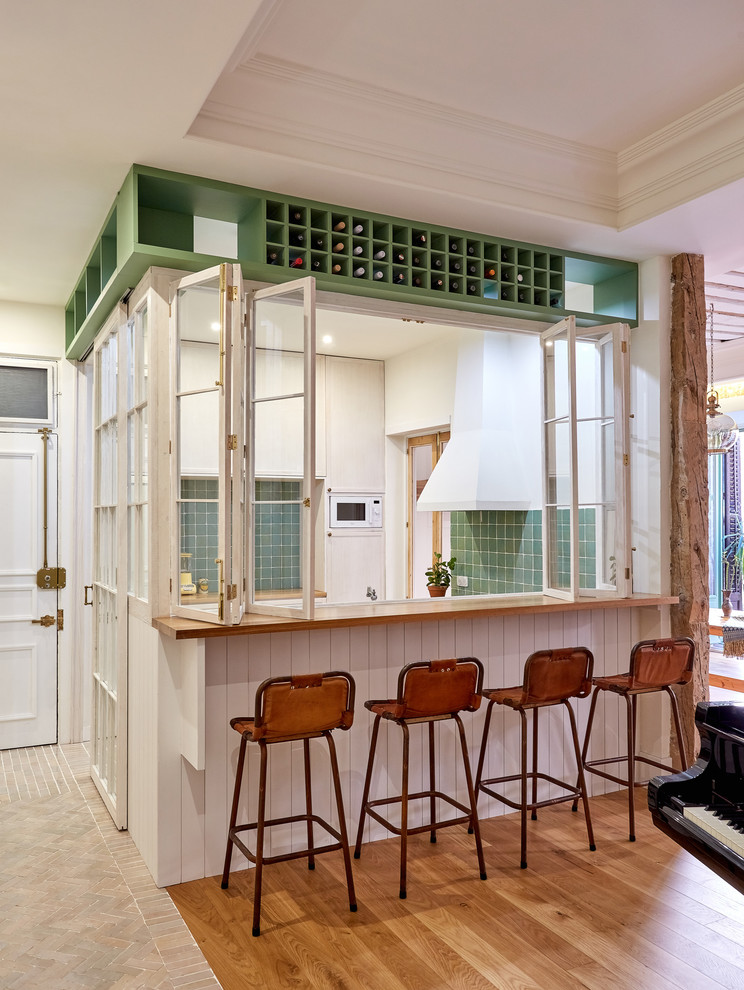 Design ideas for a classic kitchen in Madrid.