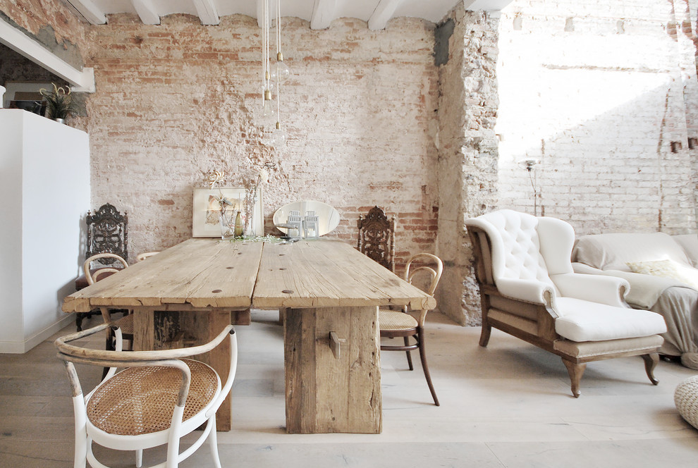 Exemple d'une salle à manger méditerranéenne avec un mur blanc et parquet clair.