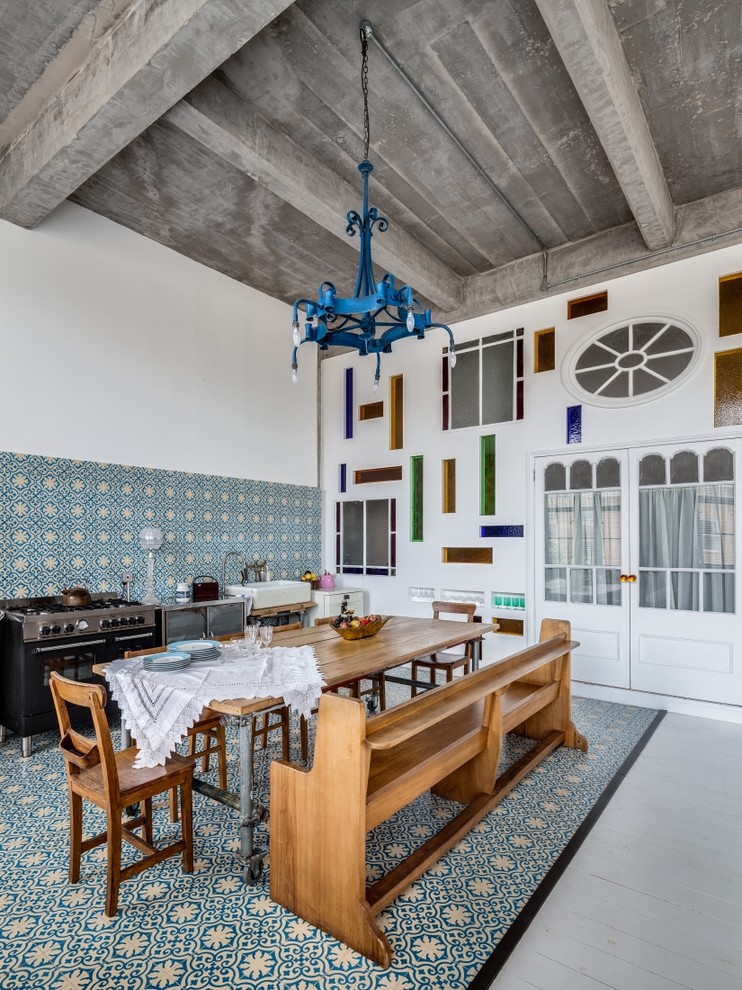 Idee per una sala da pranzo aperta verso la cucina eclettica di medie dimensioni con pareti multicolore, pavimento con piastrelle in ceramica e nessun camino