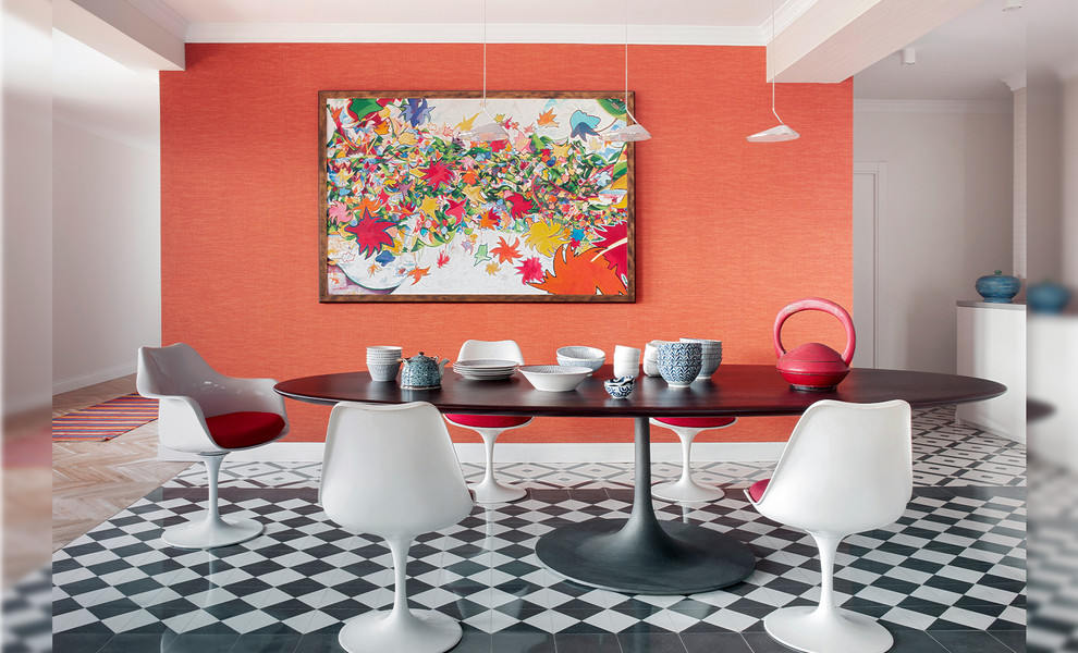 Exemple d'une salle à manger éclectique avec un mur orange, aucune cheminée et un sol multicolore.