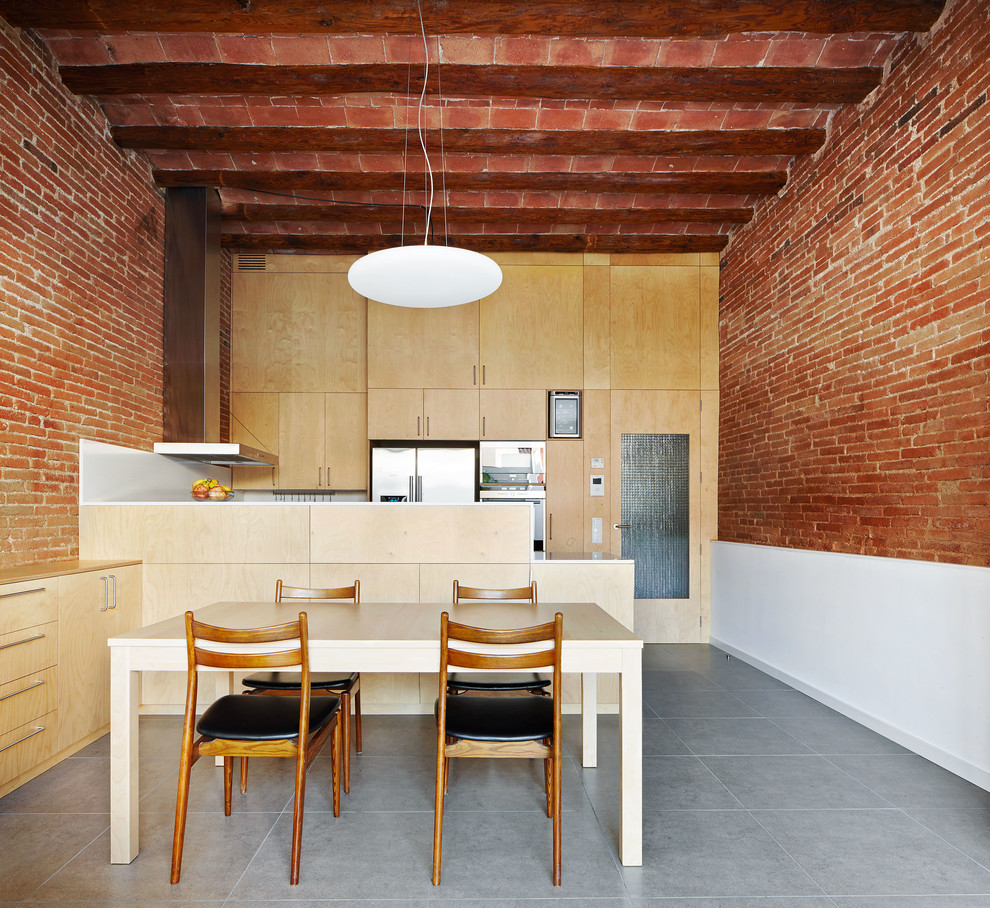 Esempio di una sala da pranzo aperta verso il soggiorno industriale di medie dimensioni con pareti marroni, pavimento con piastrelle in ceramica e nessun camino