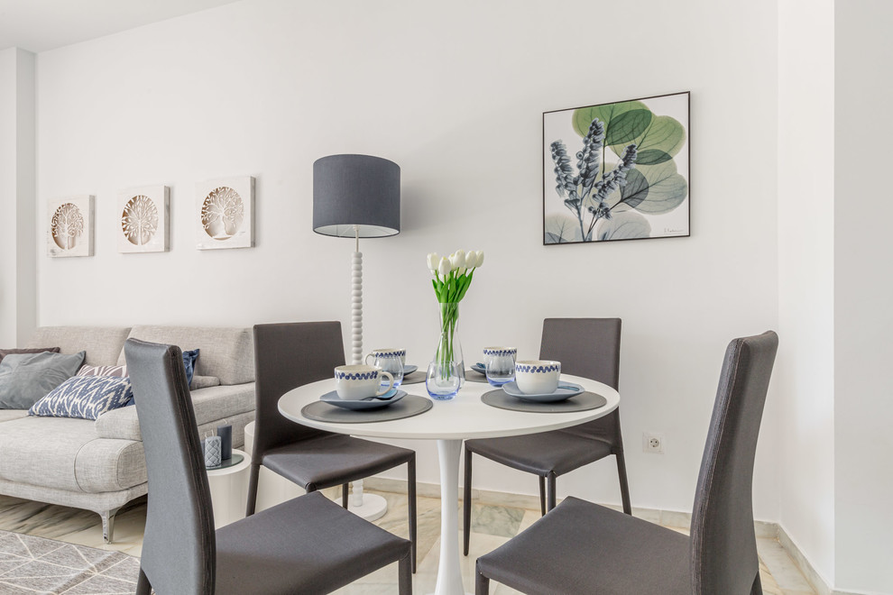 Идея дизайна: маленькая гостиная-столовая в стиле модернизм с белыми стенами, мраморным полом и серым полом для на участке и в саду
