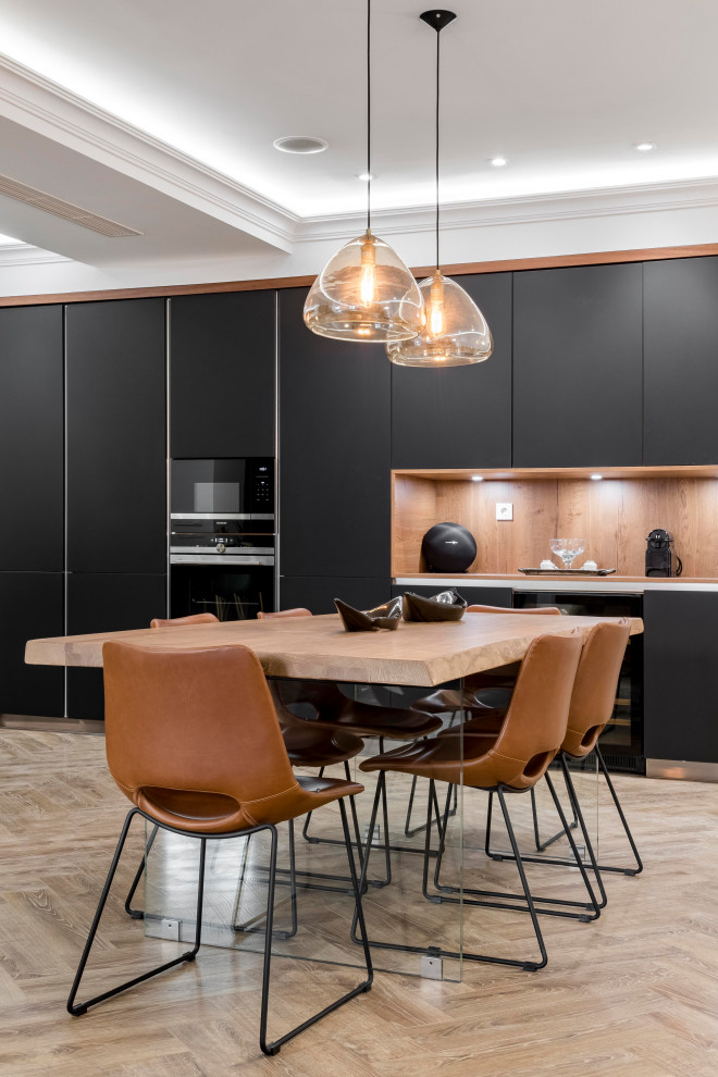 Aménagement d'une salle à manger contemporaine avec un mur blanc, parquet clair, un sol beige et un plafond décaissé.