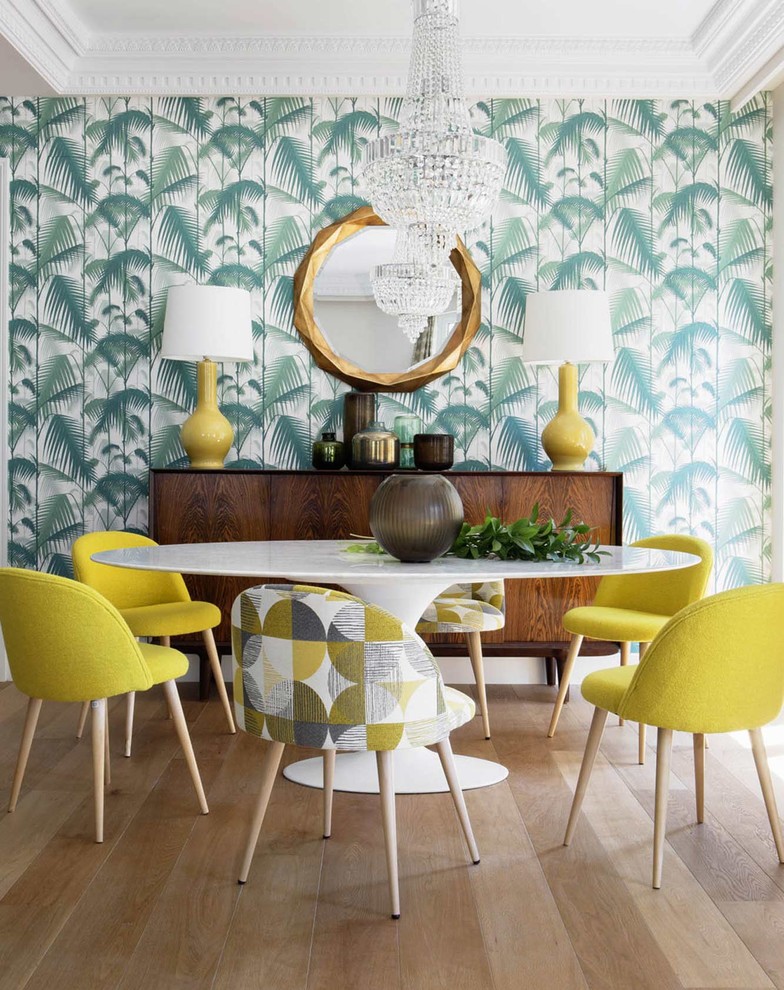 Immagine di una sala da pranzo tropicale con pareti multicolore, parquet chiaro, nessun camino e pavimento beige